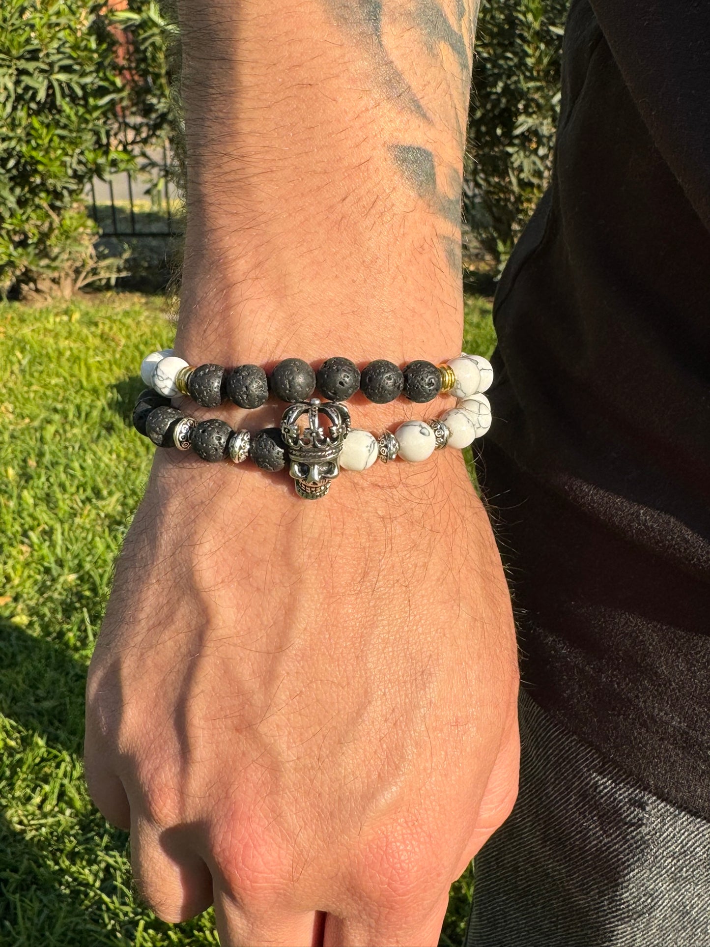 Pack pulsera Rey Calavera con piedras volcánica y Howlita blanca
