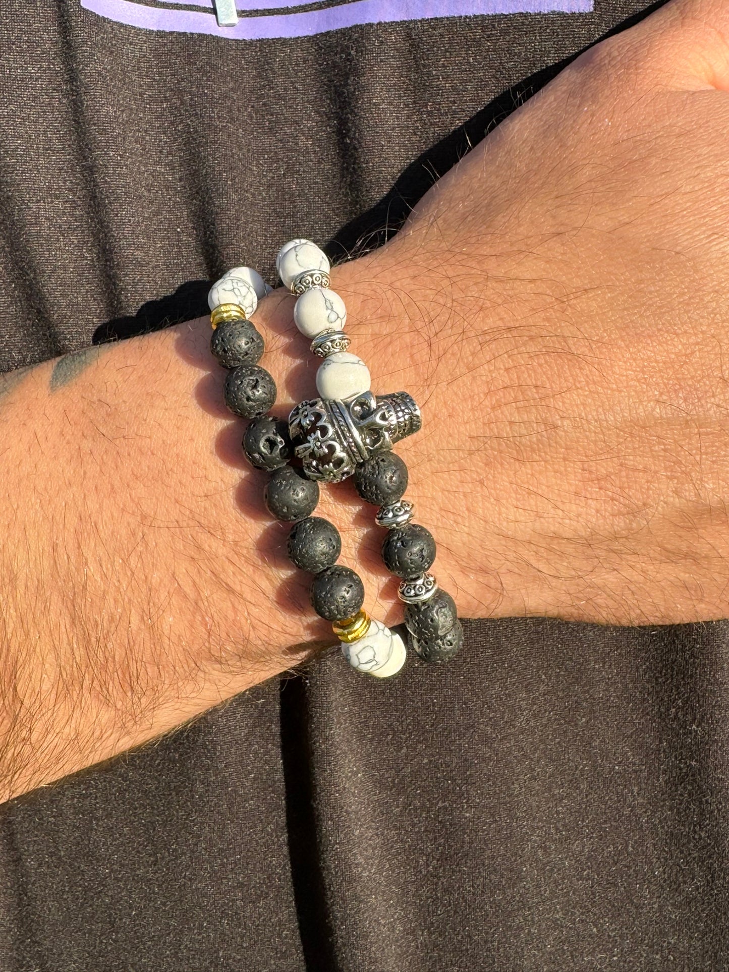 Pack pulsera Rey Calavera con piedras volcánica y Howlita blanca