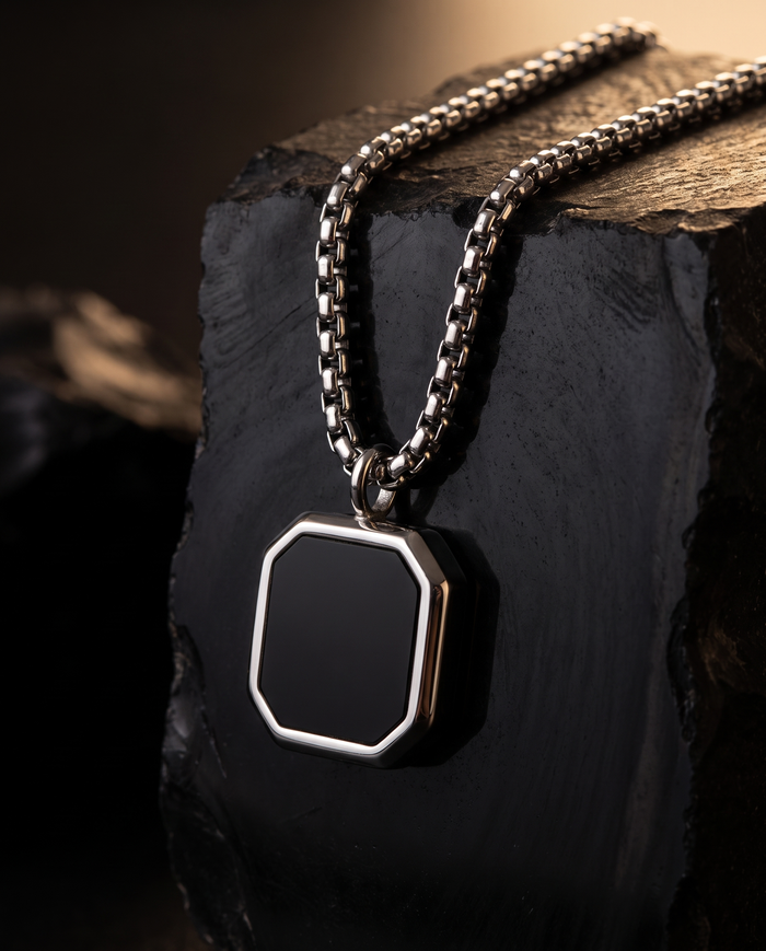 Guía de collares y cadenas masculinas: cómo usarlos sin equivocarse