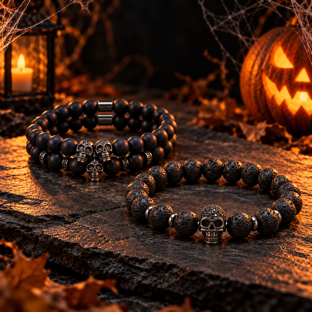 Pulseras con dijes de calavera en ambiente de Halloween
