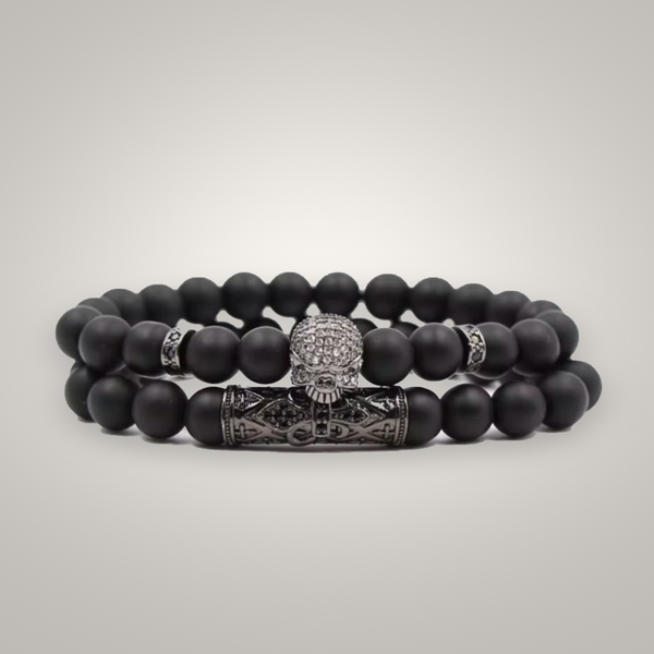 Pulsera Eternal Shadow real, cuentas de ágata negra y adornos metálicos originales, fotografía sobre fondo gris suave
