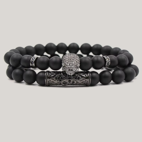 Eternal Shadow: pulsera doble de ágata negra mate y detalles metálicos, fondo gris