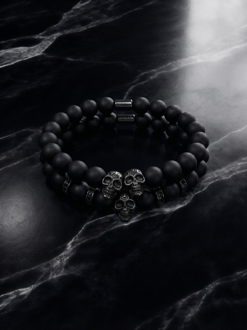 Detalle calaveras plateadas pulsera doble ágata negra New Concept Phantom Skull