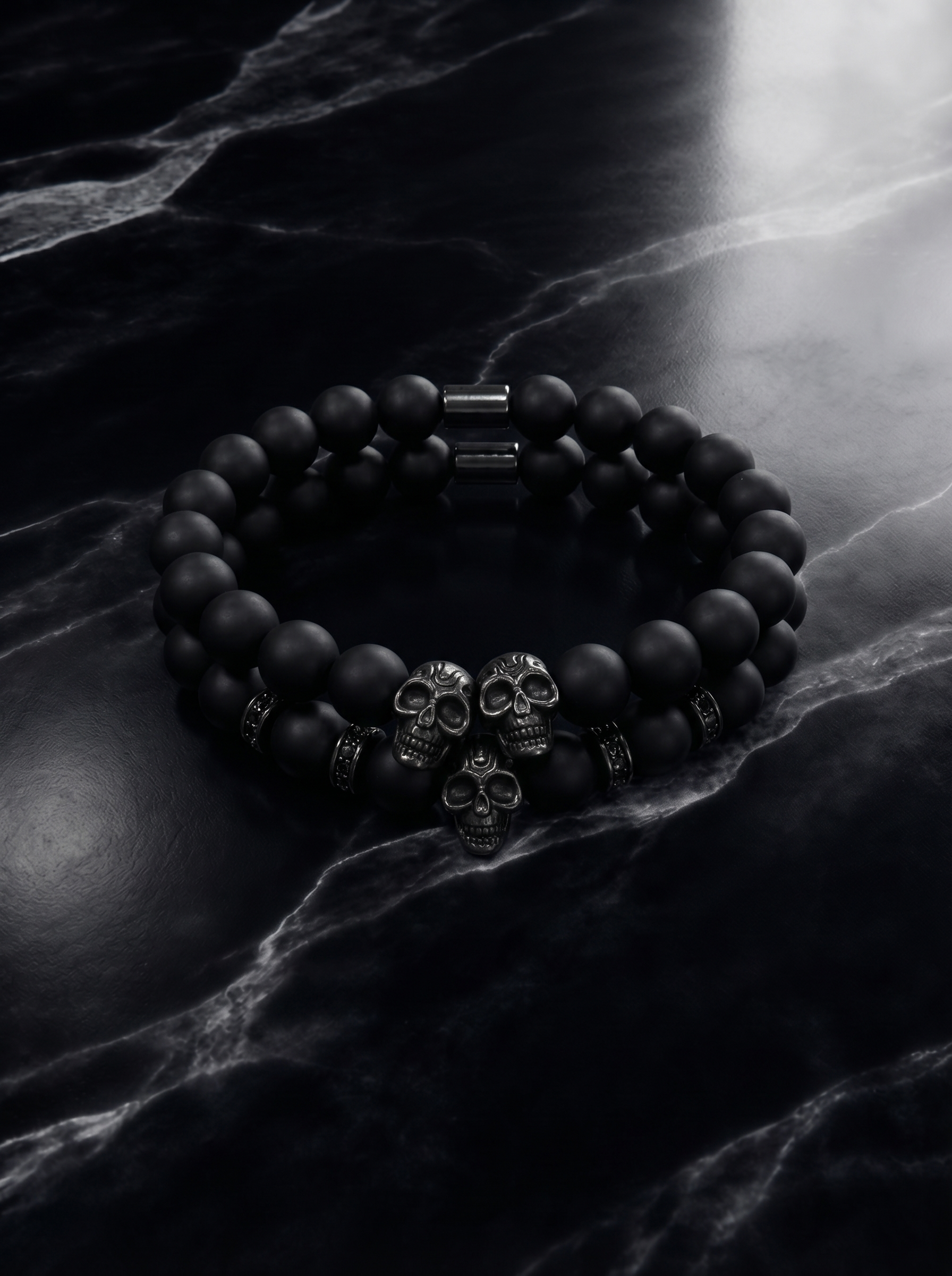 Detalle calaveras plateadas pulsera doble ágata negra New Concept Phantom Skull