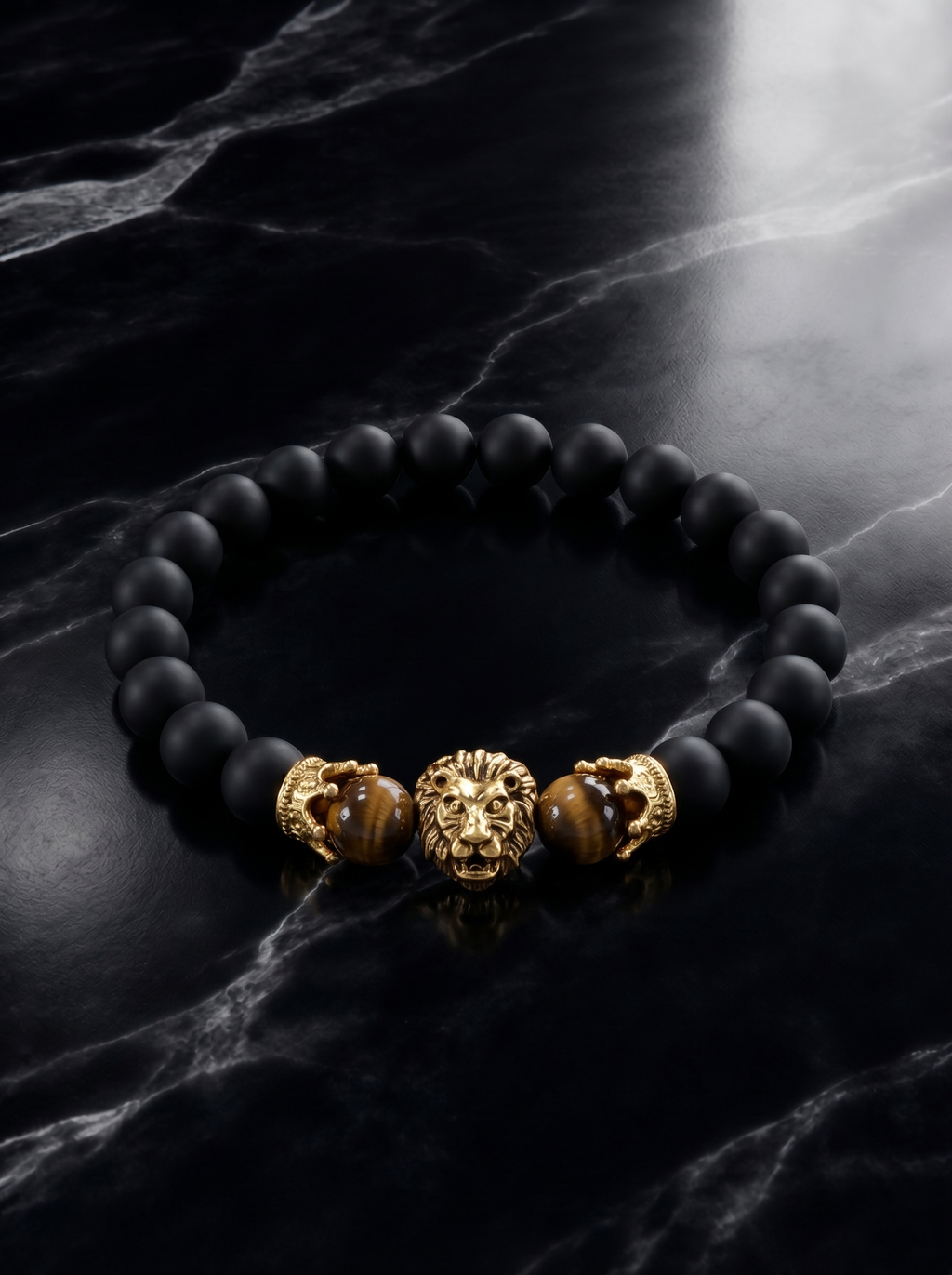 Detalle dije león dorado pulsera ágata y ojo tigre New Concept Golden Lion