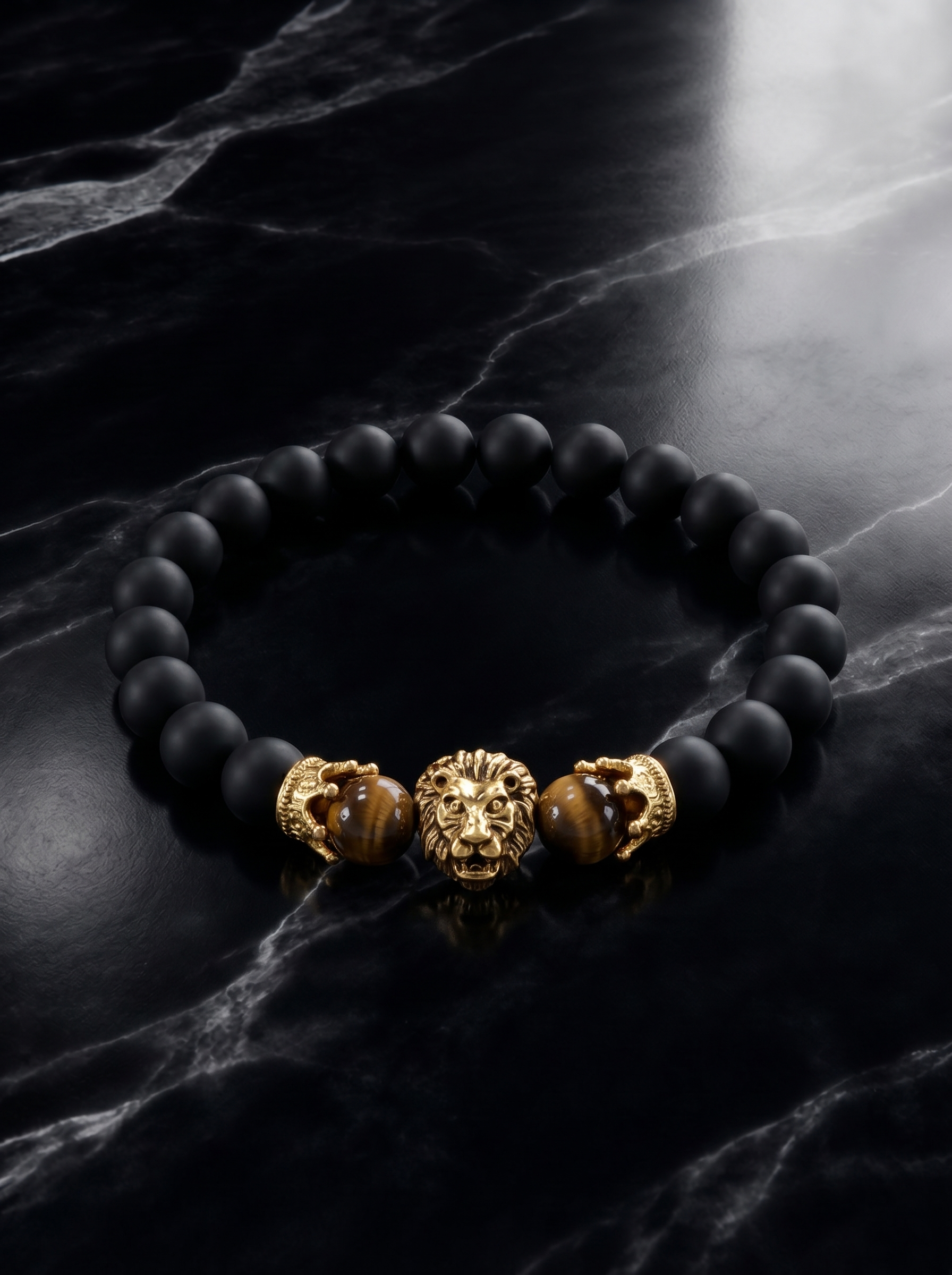 Detalle dije león dorado pulsera ágata y ojo tigre New Concept Golden Lion