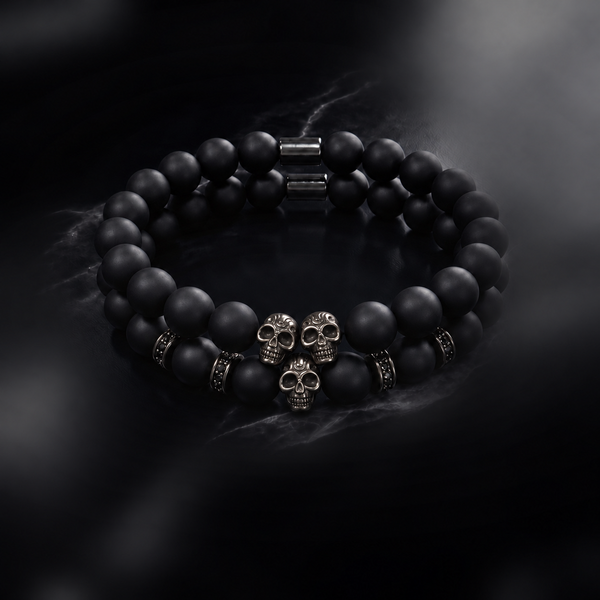Phantom Skull sobre mármol negro: piedras de ágata negra mate y tres calaveras plateadas