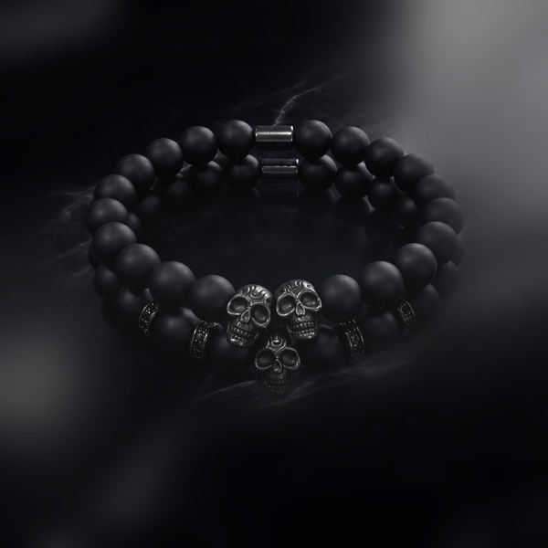 Pulsera Phantom Skull real sobre mármol negro con iluminación mejorada